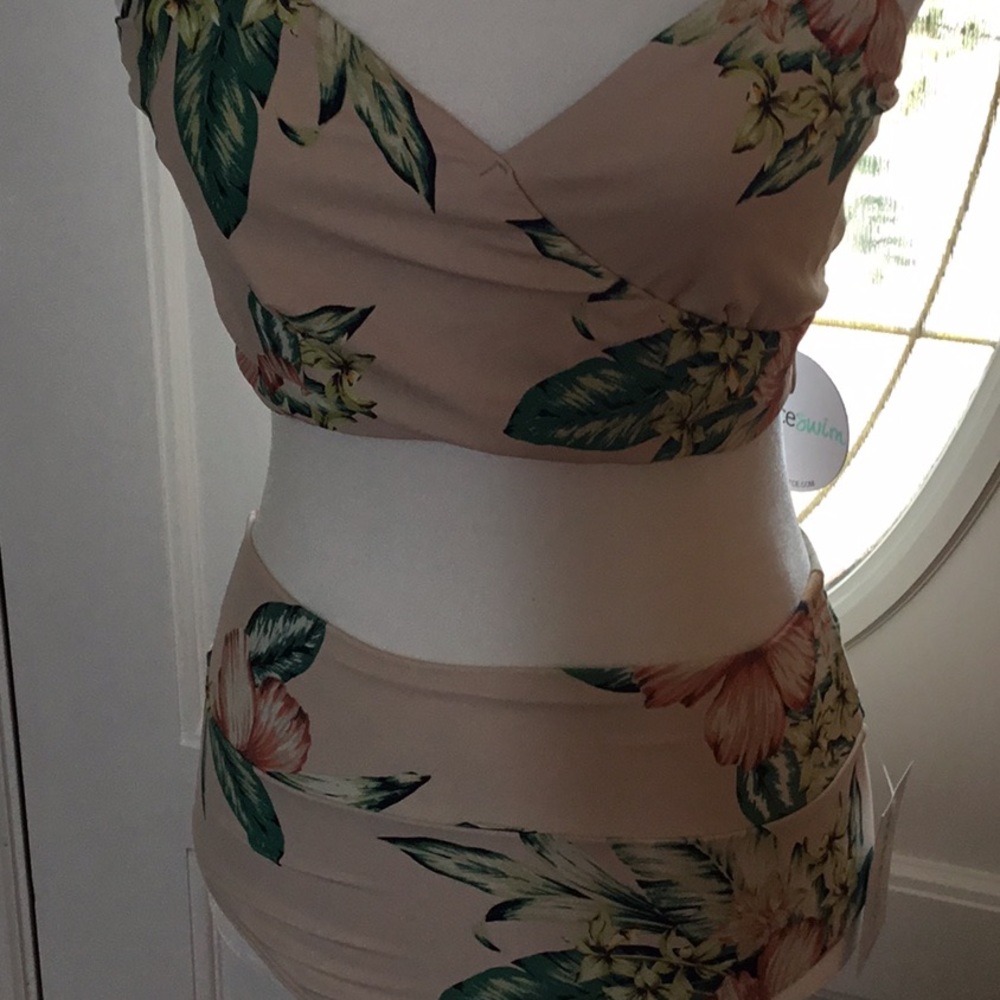 Swimsuit - Picture 2 of 5